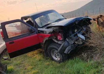 Así quedó la parte frontal de la camioneta Ford Pick Up tras estrellarse contra el tractor.