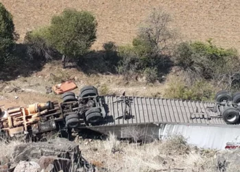 Aspecto del barranco de 50 metros de profundidad al que cayó el tráiler Kenworth en la vía Nochixtlán-Huitzo.
