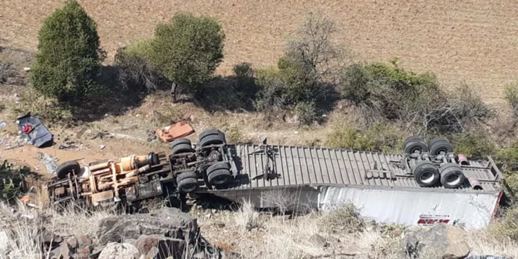 Aspecto del barranco de 50 metros de profundidad al que cayó el tráiler Kenworth en la vía Nochixtlán-Huitzo.