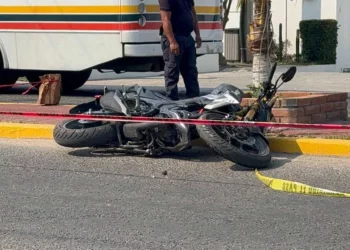 Autoridades resguardaron el tramo El Espinal–Juchitán tras confirmarse el fallecimiento instantáneo del joven de 22 años.