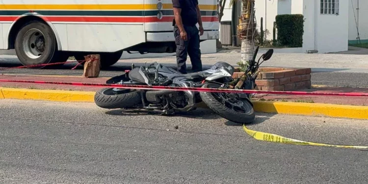 Autoridades resguardaron el tramo El Espinal–Juchitán tras confirmarse el fallecimiento instantáneo del joven de 22 años.