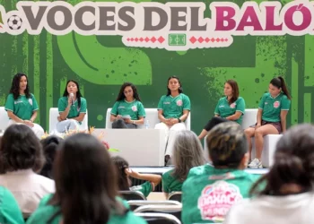 Mujeres que han destacado en el futbol tomaron parte en el programa Voces del Balón.