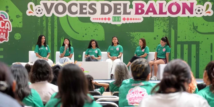 Mujeres que han destacado en el futbol tomaron parte en el programa Voces del Balón.
