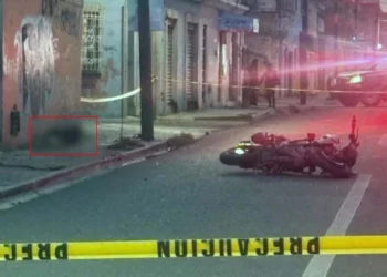 Elementos de la Policía Municipal acordonaron el cruce de la calle Húzares y Periférico para permitir las labores periciales tras el fatal choque.