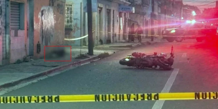 Elementos de la Policía Municipal acordonaron el cruce de la calle Húzares y Periférico para permitir las labores periciales tras el fatal choque.