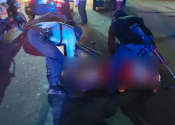 Elementos de la Policía Vial Estatal resguardaron el cuerpo de la mujer de 63 años sobre la Carretera Federal 190.