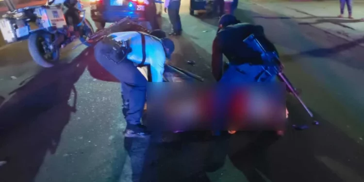 Elementos de la Policía Vial Estatal resguardaron el cuerpo de la mujer de 63 años sobre la Carretera Federal 190.