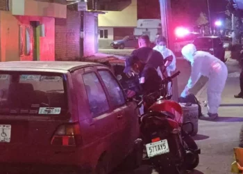 Elementos de la Agencia Estatal de Investigaciones (AEI) resguardan el domicilio en la colonia Jacarandas mientras peritos recolectan indicios y la presunta carta póstuma localizada en la habitación.