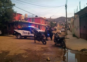Elementos de seguridad resguardan la vivienda en la calle Tulipanes tras el hallazgo de los dos cuerpos en descomposición.