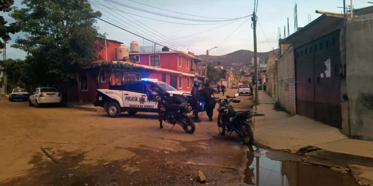 Elementos de seguridad resguardan la vivienda en la calle Tulipanes tras el hallazgo de los dos cuerpos en descomposición.