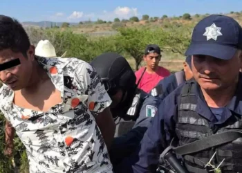 En Nochixtlán detuvieron al chofer responsable tras localizarlo oculto en un barranco.