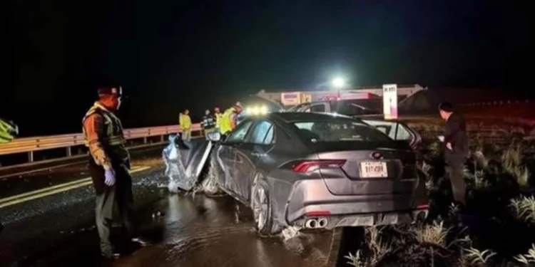 Especialistas de CAPUFE y la Guardia Nacional resguardaron el kilómetro 11 de la autopista Tehuacán-Oaxaca tras el choque que cobró tres vidas humanas y cerró por completo la circulación.