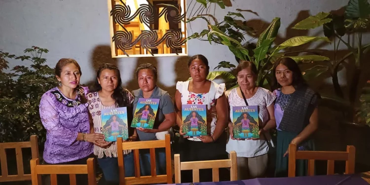 Fotos: Lisbeth Mejía Reyes // El libro “Las Ausentes” se presentó en el IAGO, de la ciudad de Oaxaca, en compañía de las madres y hermanas de las mujeres desaparecidas.