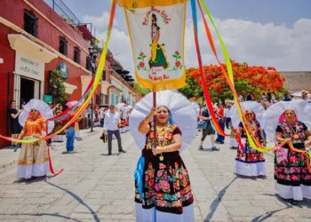 Fotos: cortesía // El paseo de estandartes recorrió el andador turístico y el zócalo capitalino acompañado por bandas de música y coloridas delegaciones tehuanas.