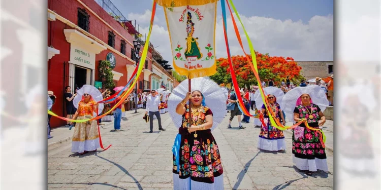 Fotos: cortesía // El paseo de estandartes recorrió el andador turístico y el zócalo capitalino acompañado por bandas de música y coloridas delegaciones tehuanas.