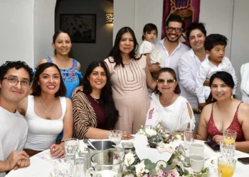 Fotos: Rubén Morales // Familiares y amigos acompañaron a Claudia Ivonne Ruíz Concha durante el festejo.