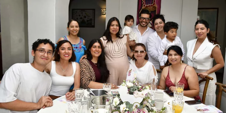 Fotos: Rubén Morales // Familiares y amigos acompañaron a Claudia Ivonne Ruíz Concha durante el festejo.