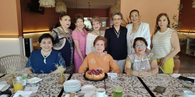 Foto: cortesía // Juanita Gómez Soto celebró su cumpleaños acompañada de amistades cercanas.