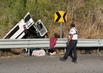 La camioneta Sprinter de Líneas Unidas terminó al fondo del barranco con visibles daños estructurales tras la caída.