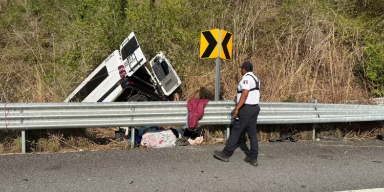 La camioneta Sprinter de Líneas Unidas terminó al fondo del barranco con visibles daños estructurales tras la caída.