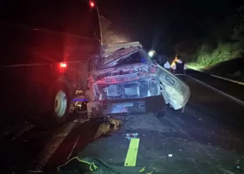 La camioneta blindada de la empresa Cometra quedó destrozada de la parte frontal tras estrellarse por alcance contra el autobús de pasajeros.