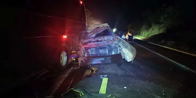 La camioneta blindada de la empresa Cometra quedó destrozada de la parte frontal tras estrellarse por alcance contra el autobús de pasajeros.