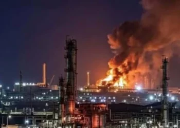 La explosión en la planta Hidros II generó un flamazo que alcanzó los 15 metros de altura y movilizó a los cuerpos contraincendios de Pemex.
