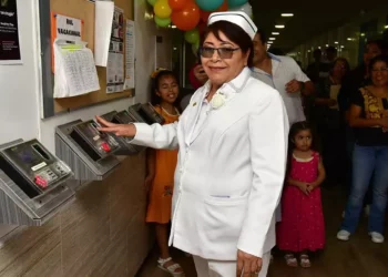 Fotos: Rubén Morales // La jefa Ana Elena García Ruíz captada en el emotivo momento de realizar su última “checada” de reloj, marcando el inicio oficial de su jubilación.