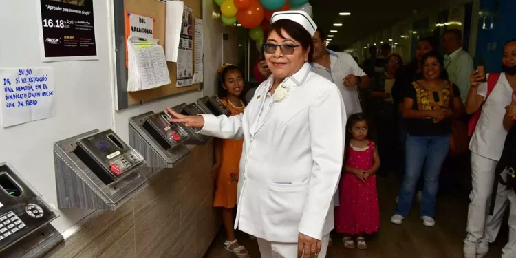 Fotos: Rubén Morales // La jefa Ana Elena García Ruíz captada en el emotivo momento de realizar su última “checada” de reloj, marcando el inicio oficial de su jubilación.
