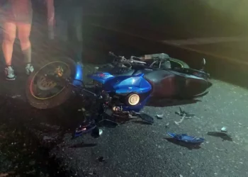 La motocicleta Suzuki azul quedó bajo resguardo de las autoridades viales tras colisionar por alcance contra una camioneta gris de modelo reciente.