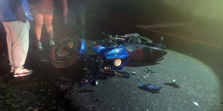 La motocicleta Suzuki azul quedó bajo resguardo de las autoridades viales tras colisionar por alcance contra una camioneta gris de modelo reciente.