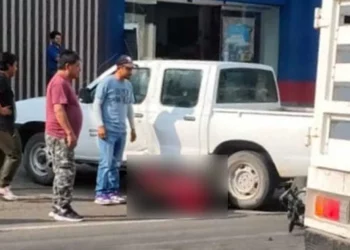 La víctima de 44 años quedó atrapada debajo de una camioneta Nissan blanca de Hidalgo tras ser embestida en su motoneta Vento gris.