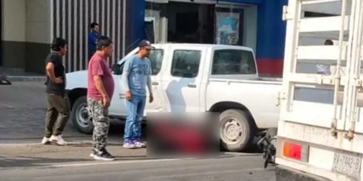 La víctima de 44 años quedó atrapada debajo de una camioneta Nissan blanca de Hidalgo tras ser embestida en su motoneta Vento gris.