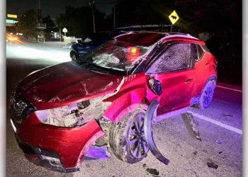 Las autoridades resguardaron la camioneta Nissan Kicks tras la volcadura, la cual fue hallada sin tripulantes en el kilómetro 3+600.