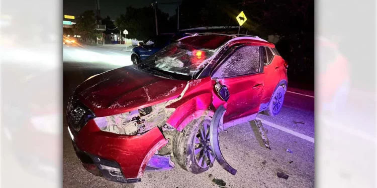 Las autoridades resguardaron la camioneta Nissan Kicks tras la volcadura, la cual fue hallada sin tripulantes en el kilómetro 3+600.