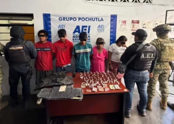 Los siete detenidos fueron trasladados a la comandancia regional para iniciar su proceso legal ante la autoridad ministerial.