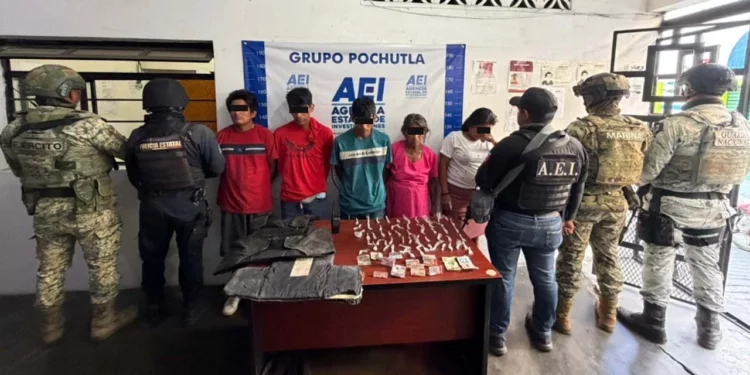 Los siete detenidos fueron trasladados a la comandancia regional para iniciar su proceso legal ante la autoridad ministerial.