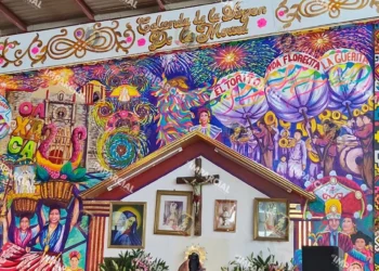 Fotos: Jesús Santiago López // La nueva obra se localiza en el interior, junto a las imágenes religiosas que son devoción de los vendedores.