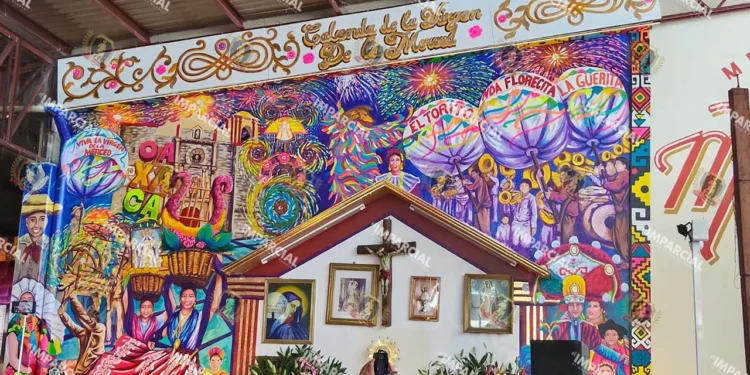 Fotos: Jesús Santiago López // La nueva obra se localiza en el interior, junto a las imágenes religiosas que son devoción de los vendedores.
