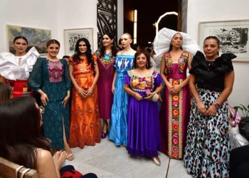 Foto: Rubén Morales // Integrantes de la Asociación Gilberto Oaxaca A.C., diseñadoras y asistentes participaron en una pasarela con causa realizada en La Rueca.