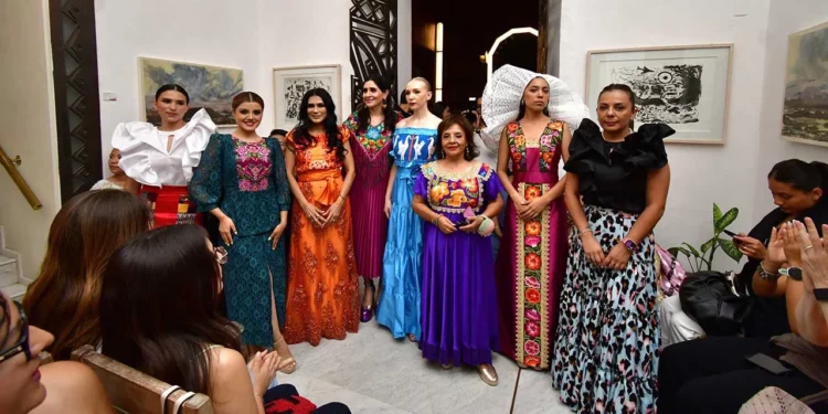 Foto: Rubén Morales // Integrantes de la Asociación Gilberto Oaxaca A.C., diseñadoras y asistentes participaron en una pasarela con causa realizada en La Rueca.
