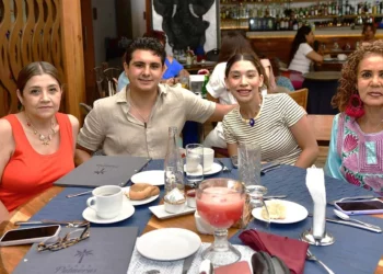 Fotos: Rubén Morales // Marisa Hampshire, Marco Frías, Michelle Cano y Bernardete Fierro compartieron un agradable encuentro familiar.