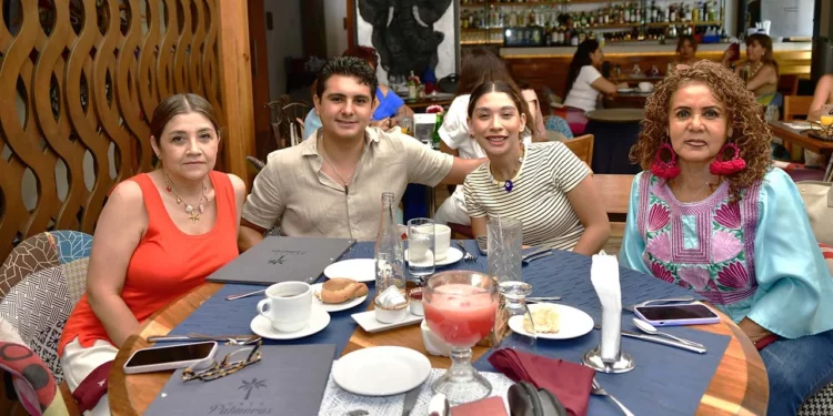 Fotos: Rubén Morales // Marisa Hampshire, Marco Frías, Michelle Cano y Bernardete Fierro compartieron un agradable encuentro familiar.