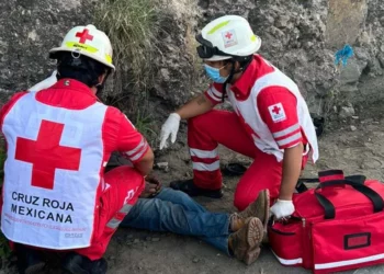 Paramédicos estabilizan sobre la carretera al Cerro del Fortín al motociclista de 62 años.