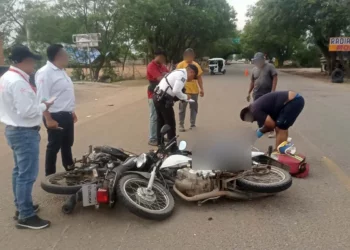 Paramédicos locales valoraron a los conductores de las motocicletas Honda e Itálika.