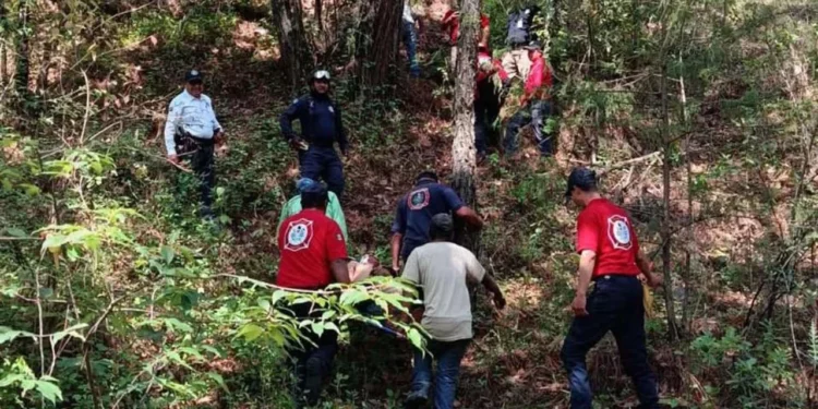 Paramédicos lograron sacarlos con vida del abismo, mientras que la unidad fue remolcada al corralón.