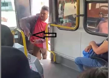 Pasajeros de la línea ATSA vivieron momentos de angustia cuando un sujeto sacó una pistola para defender la conducción del chofer.