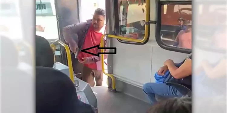 Pasajeros de la línea ATSA vivieron momentos de angustia cuando un sujeto sacó una pistola para defender la conducción del chofer.