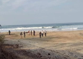 Policías locales acordonaron el perímetro en playa Aragón tras confirmarse el deceso de la mujer de 40 años.