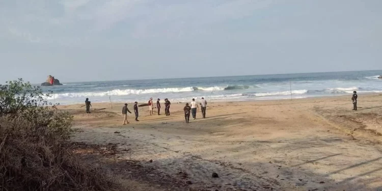 Policías locales acordonaron el perímetro en playa Aragón tras confirmarse el deceso de la mujer de 40 años.